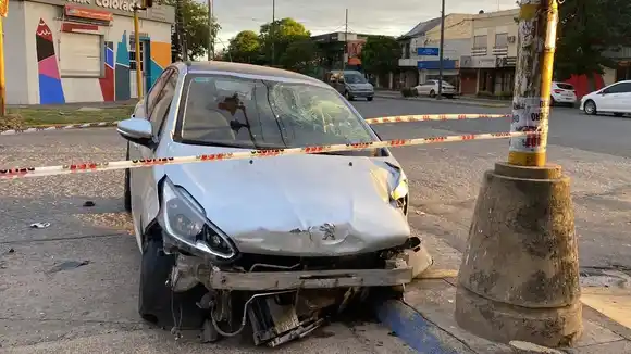 Santa Fe: perdió el control del auto, destruyó una garita y terminó chocando contra el cordón