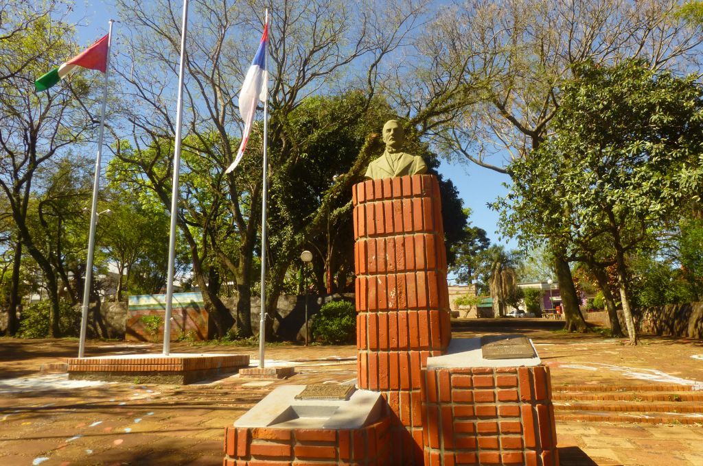 La mujer lo echó de la casa, se fue a dormir a una plaza y le robaron