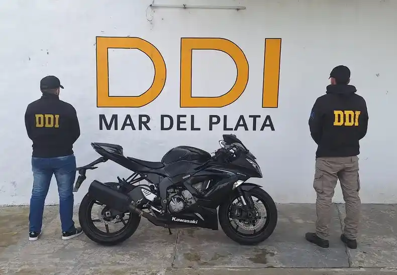 La moto fue secuestrada y al conductor se le retuvo la cédula verde y se le inhabilitó el registro de conducir.