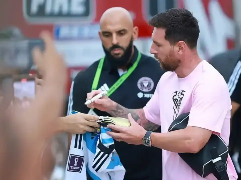 Messi junto a Yassine Cheuko, su guardaespaldas.