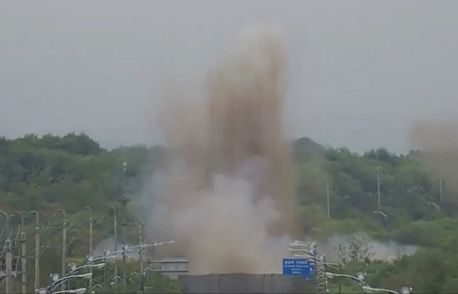 Imagen de la voladura de un tramo de la carretera que une la ciudad de Paju en el Sur, con Kaesong en el Norte.