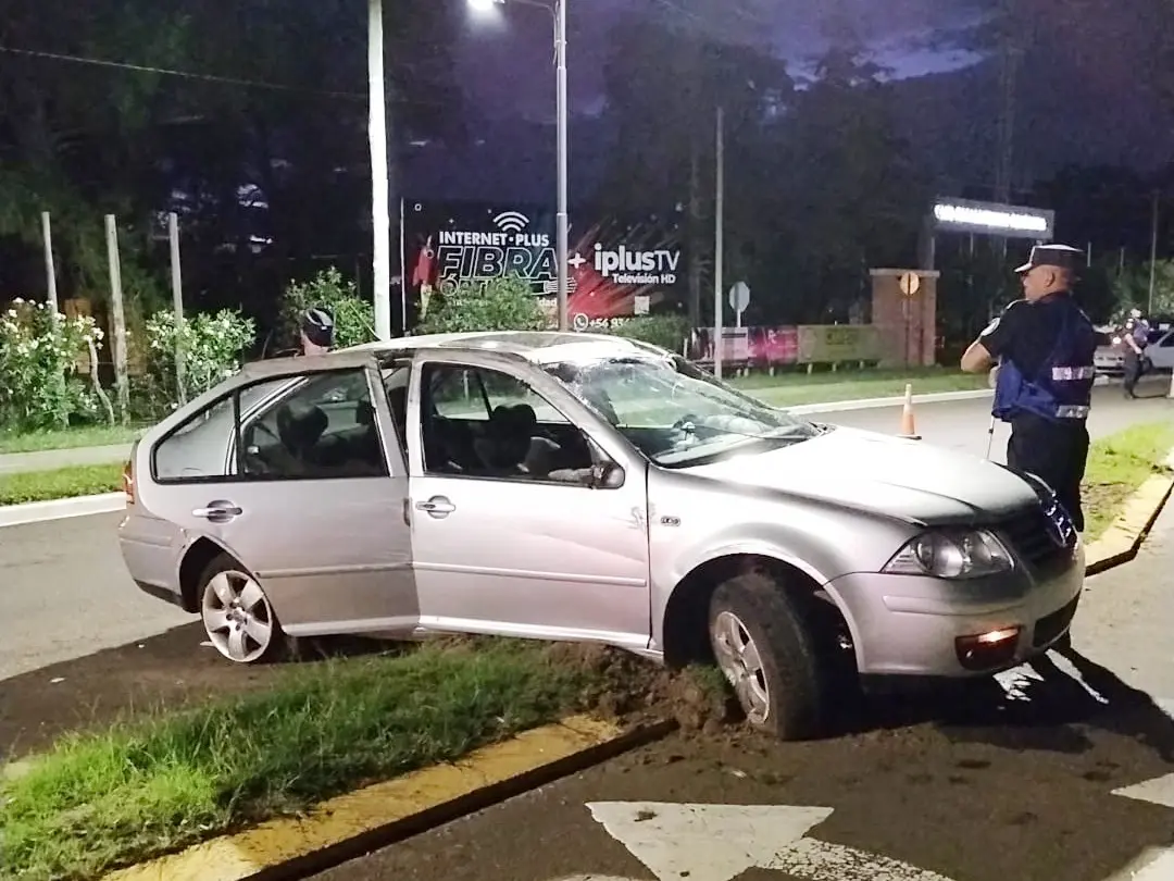 Tres personas lesionadas tras un vuelco frente al Club Profesionales