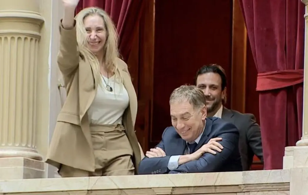 Karina junto a Santilli en el balcón del recinto.