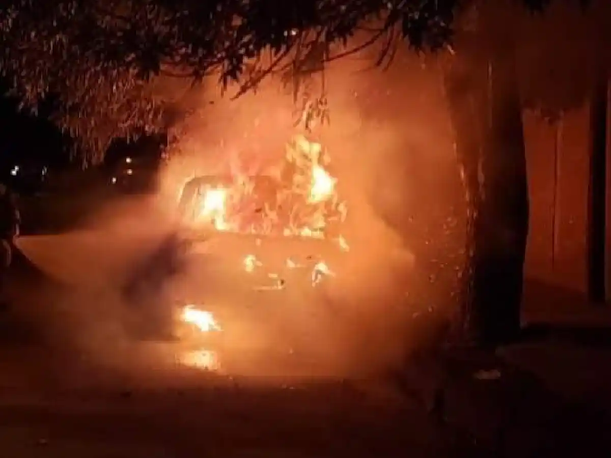 Un vehículo ardió en llamas esta madrugada