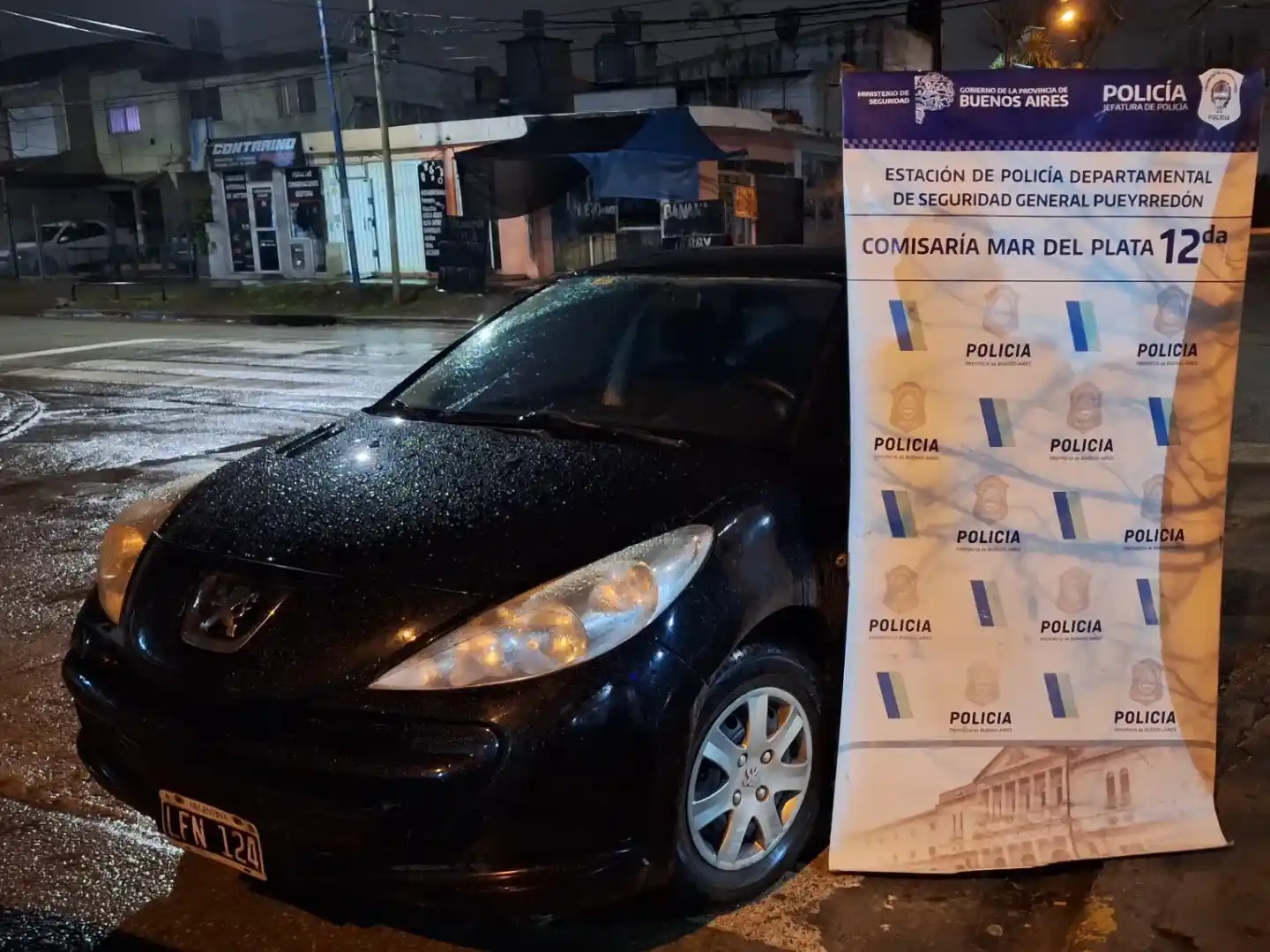 Cuatro delincuentes robaron un auto y lo abandonaron a las pocas cuadras.