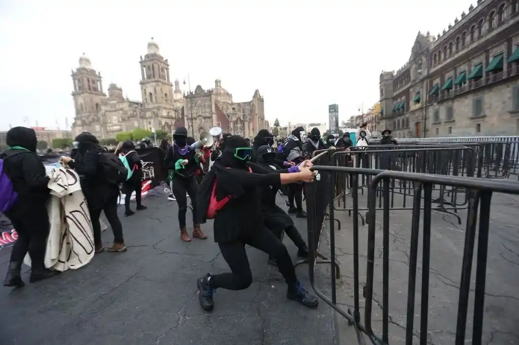 En México el feminismo llama con furia a las puertas del Palacio Nacional