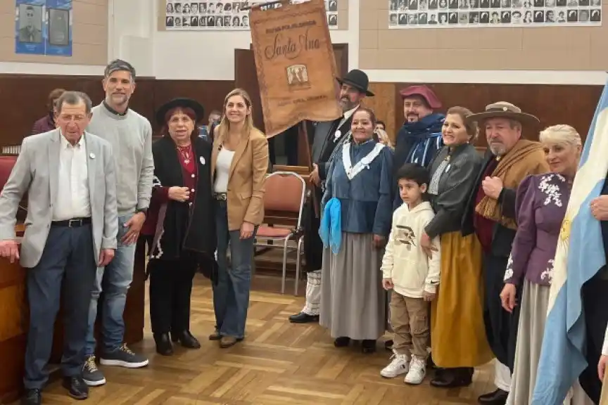 Juan Tiani y los integrantes de la Peña Folklórica Santa Ana estuvieron en el Concejo.