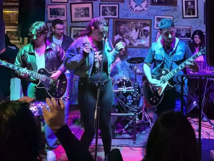 La banda local ejecuta clásicos del pop-rock de los 80's y 90's.