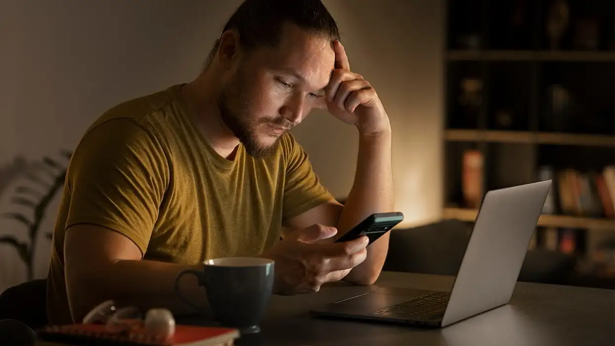 Los especialistas recomiendan limitar el tiempo de exposición a las redes sociales, establecer momentos específicos para informarse y priorizar contenidos equilibrados para reducir los efectos negativos de esta práctica en la salud mental.