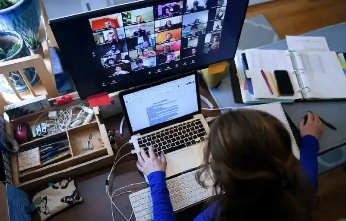 Las primeras empresas en implementar el teletrabajo lo hicieron durante los 90