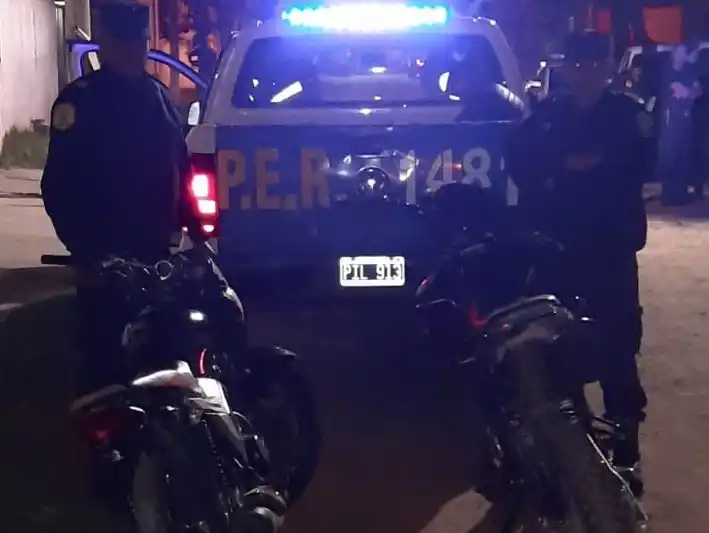 Dos jóvenes iban en motos robadas, chocaron entre sí y fueron internados en el Hospital Centenario