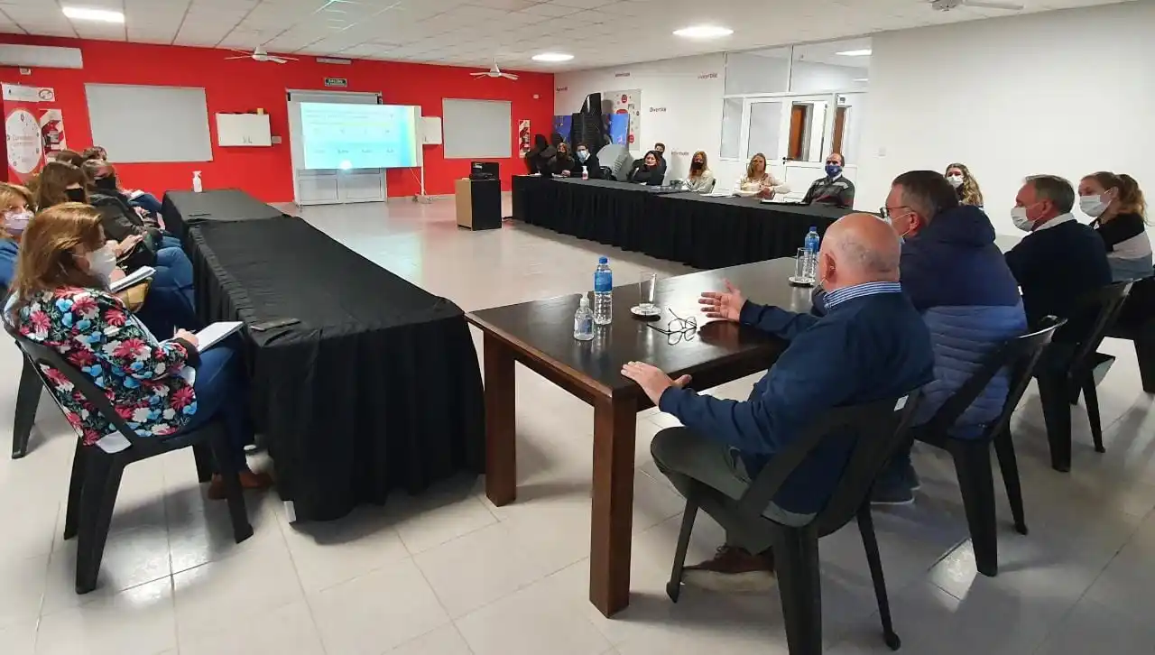 Presentaron a las autoridades escolares de Crespo el primer informe covid-19 de la ciudad