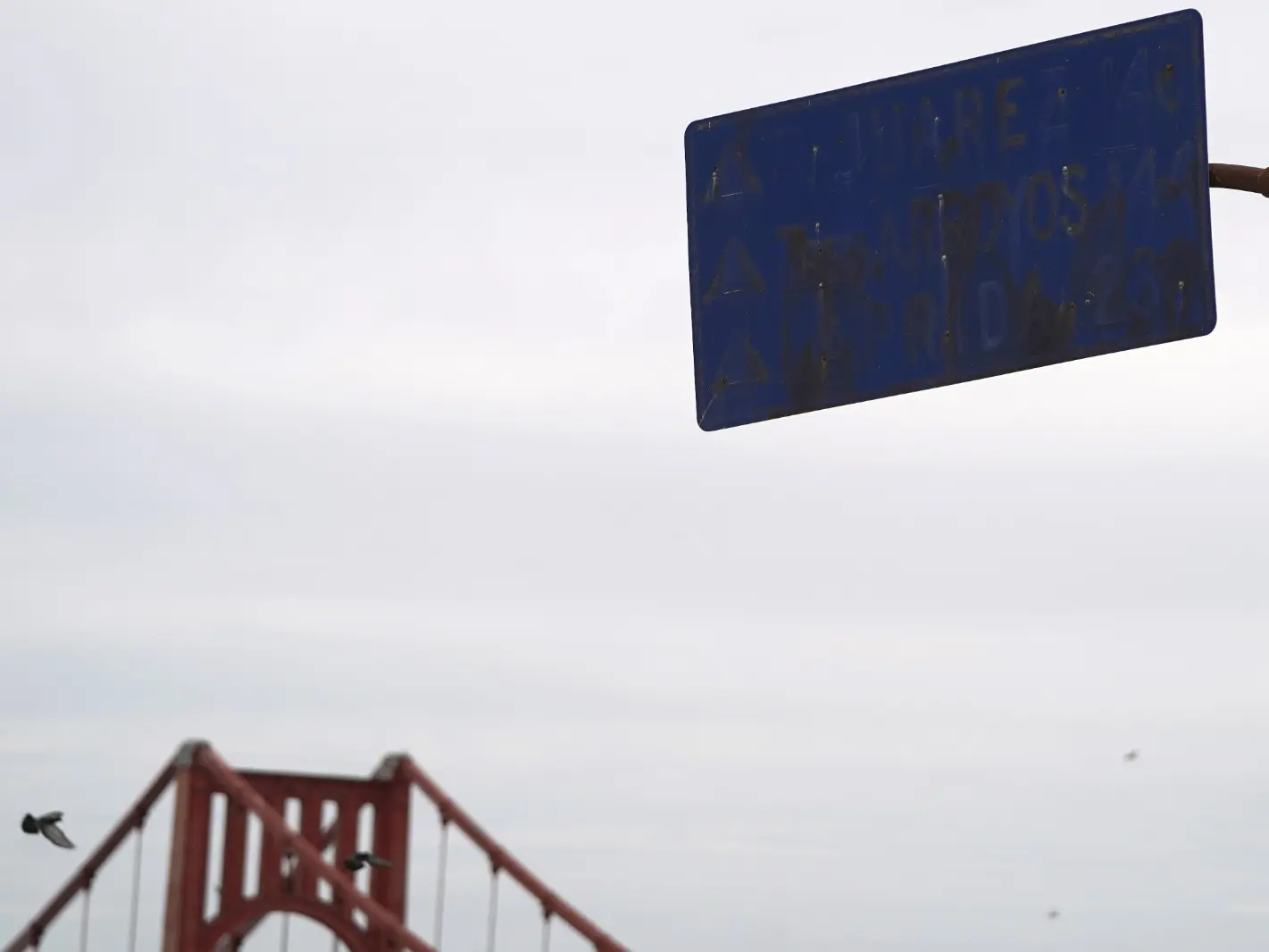 Indescifrable. El cartel contiguo al puente Colgante, sobre el sector de Quequén