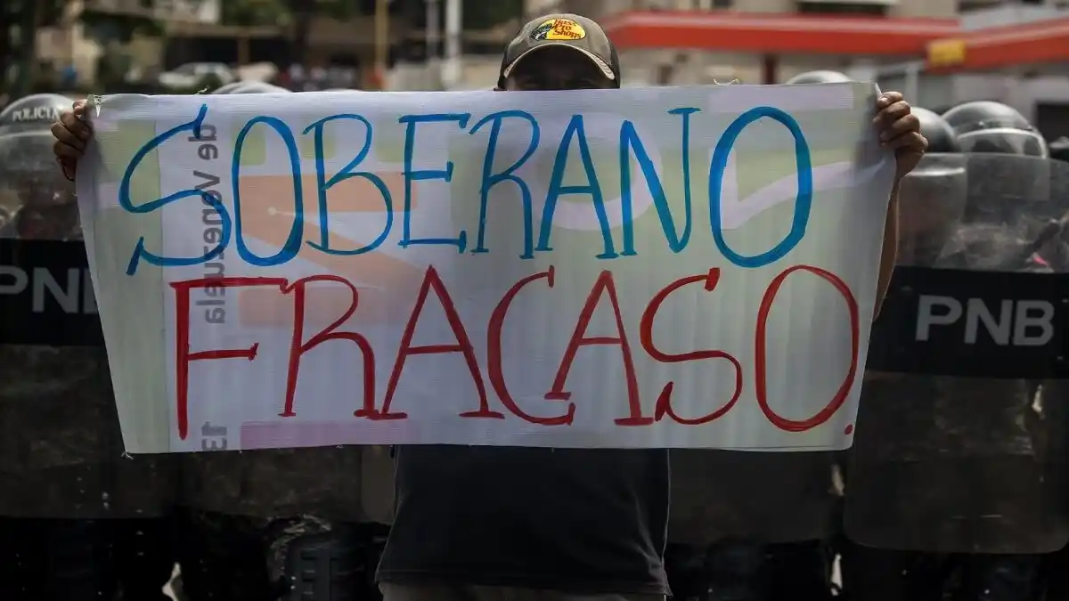¡BOFETADA A MADURO! Encuesta revela que la mitad de los venezolanos «están pelando»
