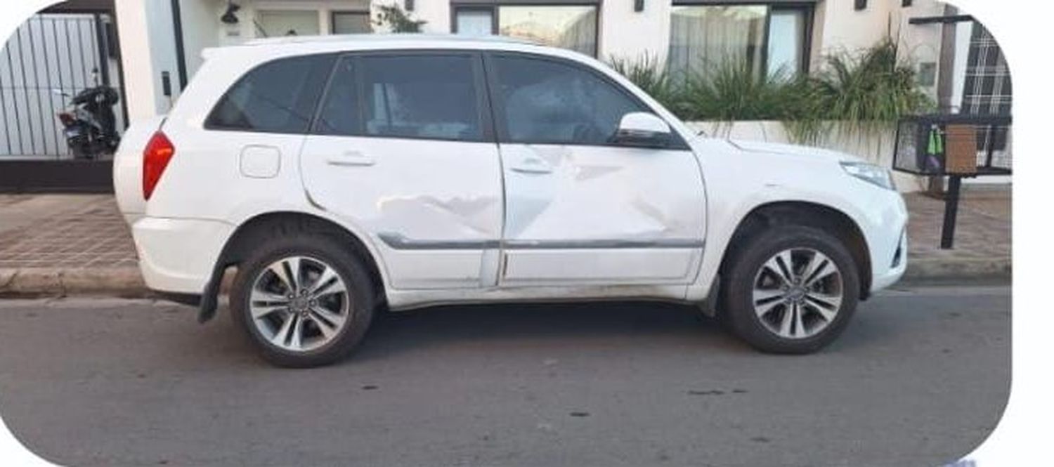 Colisión entre una moto y una camioneta en Maipú y 4 de Abril