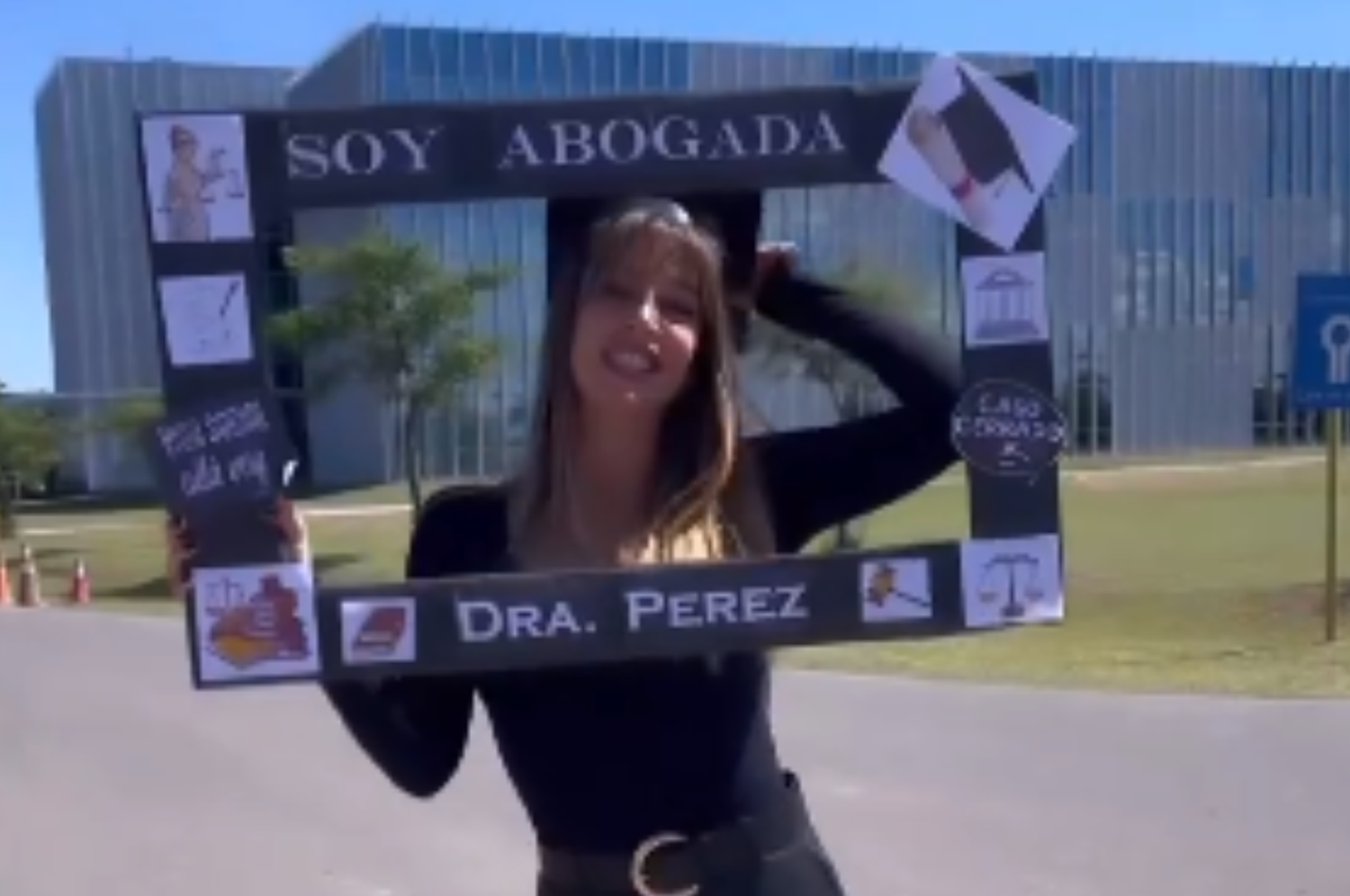 La periodista posó junto al cartel que la identificaba como "Dra. Pérez"