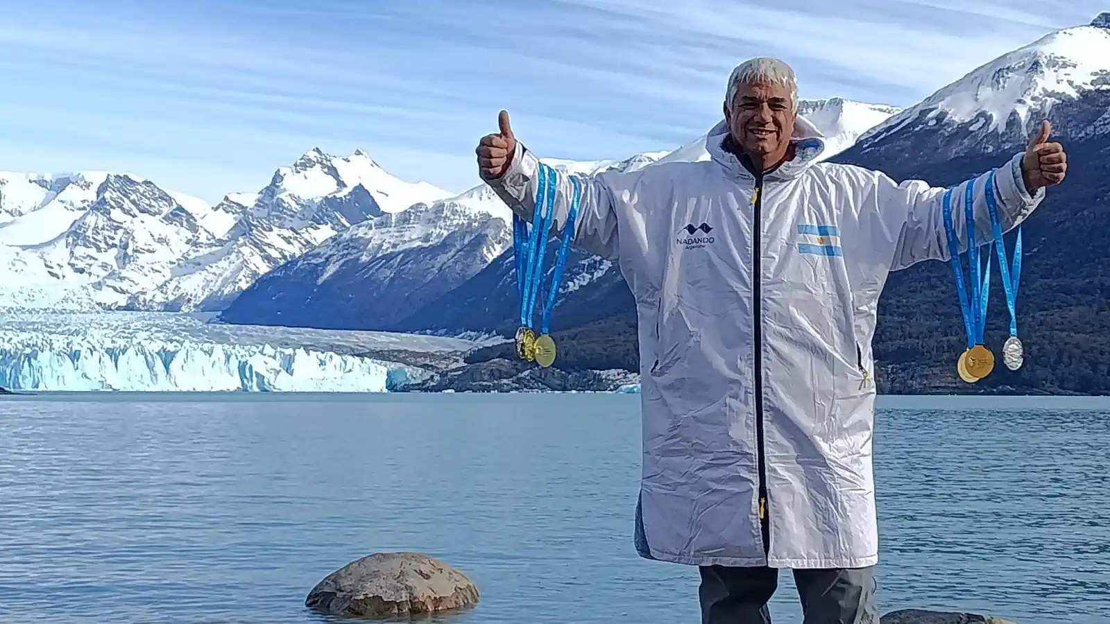 Leonardo Gaitán en El Calafate, con las medallas obtenidas en el Winter Swimming World Cup 2025.