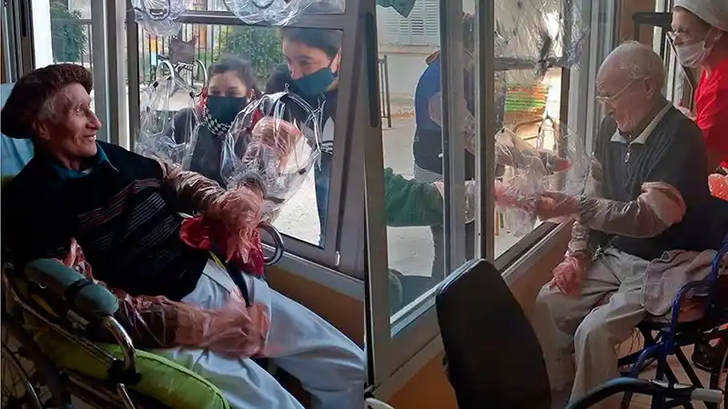 Así se reencuentran los abuelos con sus familias en un geriátrico entrerriano