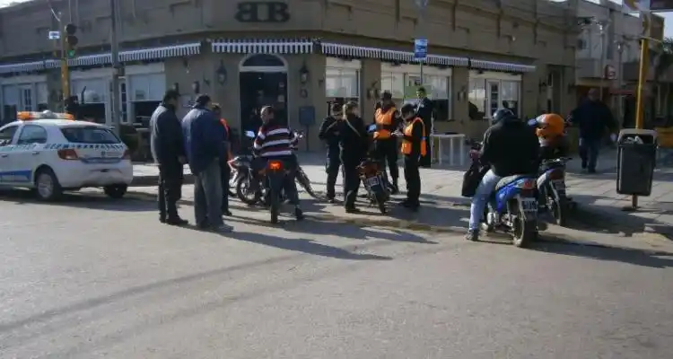 Secuestraron dos autos y cinco motos