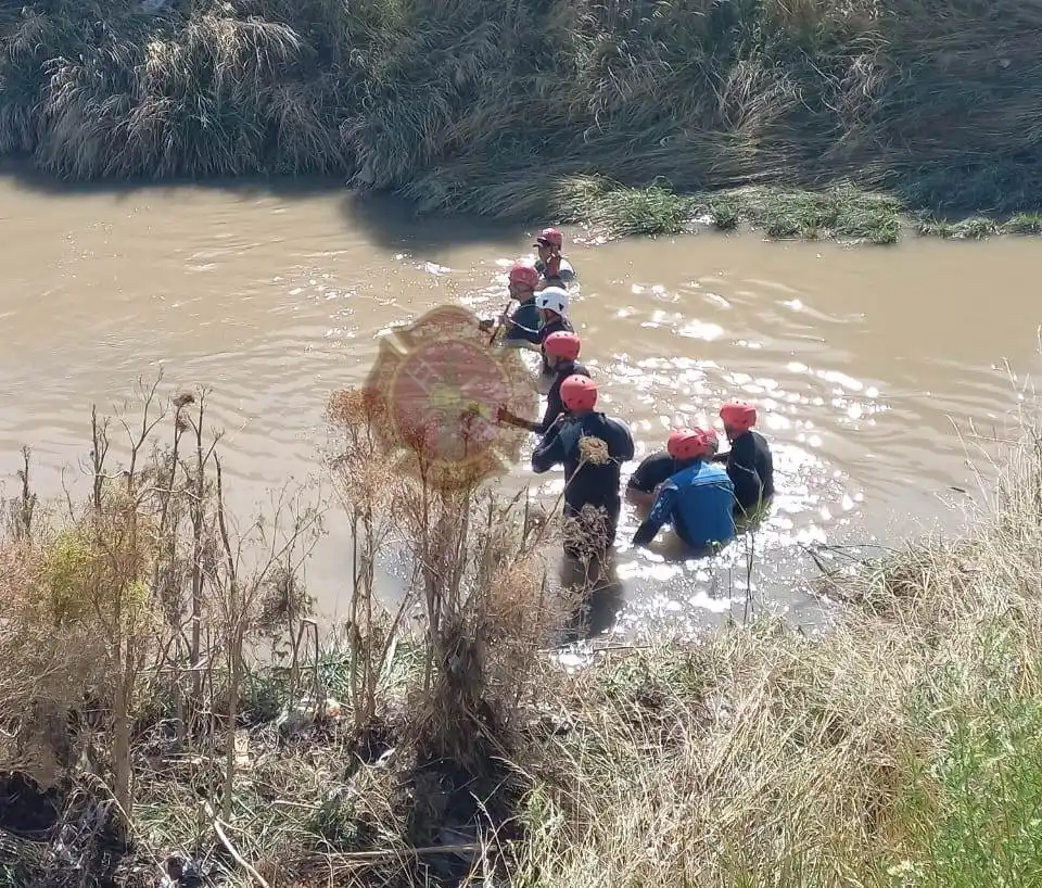 La brigada de rescate acuático se sumó a la búsqueda del niño en el arroyo
