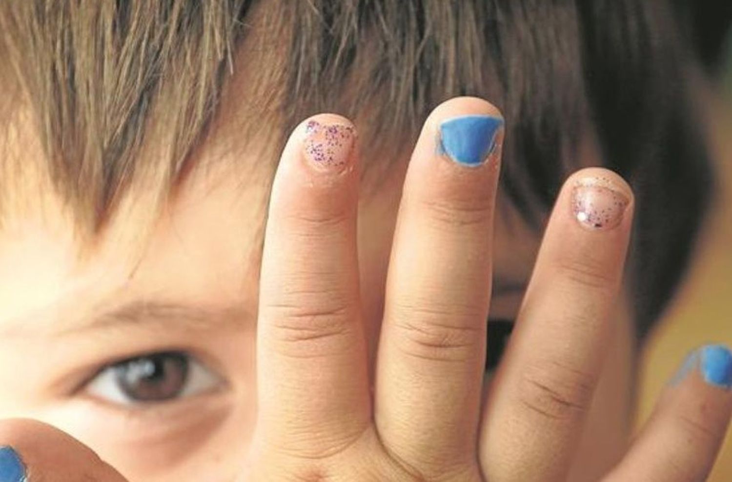 Padres indignados: denuncian que su hijo volvió con las uñas pintadas del jardín