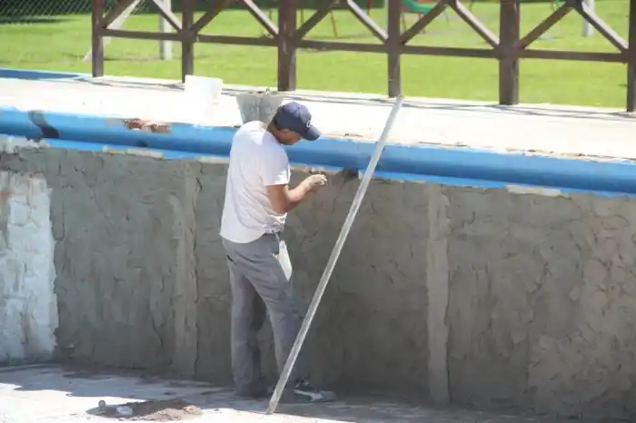 LOBERIA: Realizan obras en el natatorio del Parque Narciso del Valle