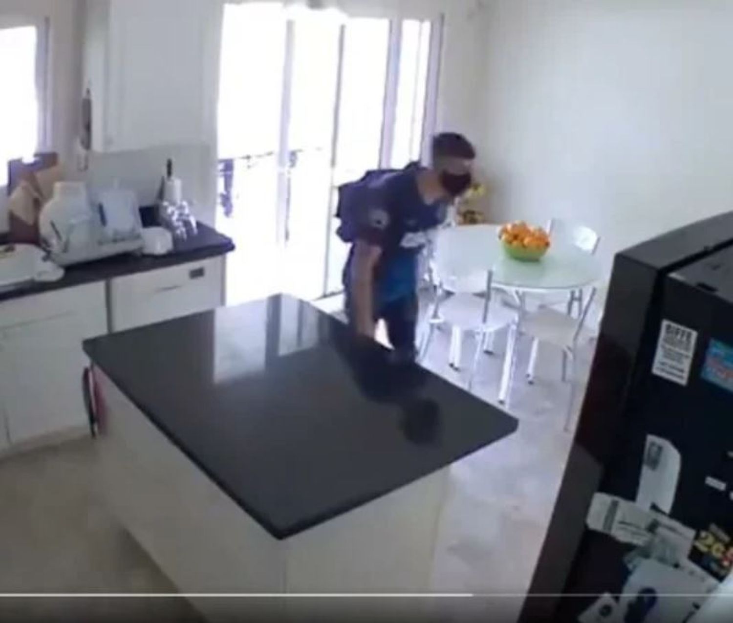 Un ladrón se metió a nado a Nordelta y robó en dos casas: quedó grabado