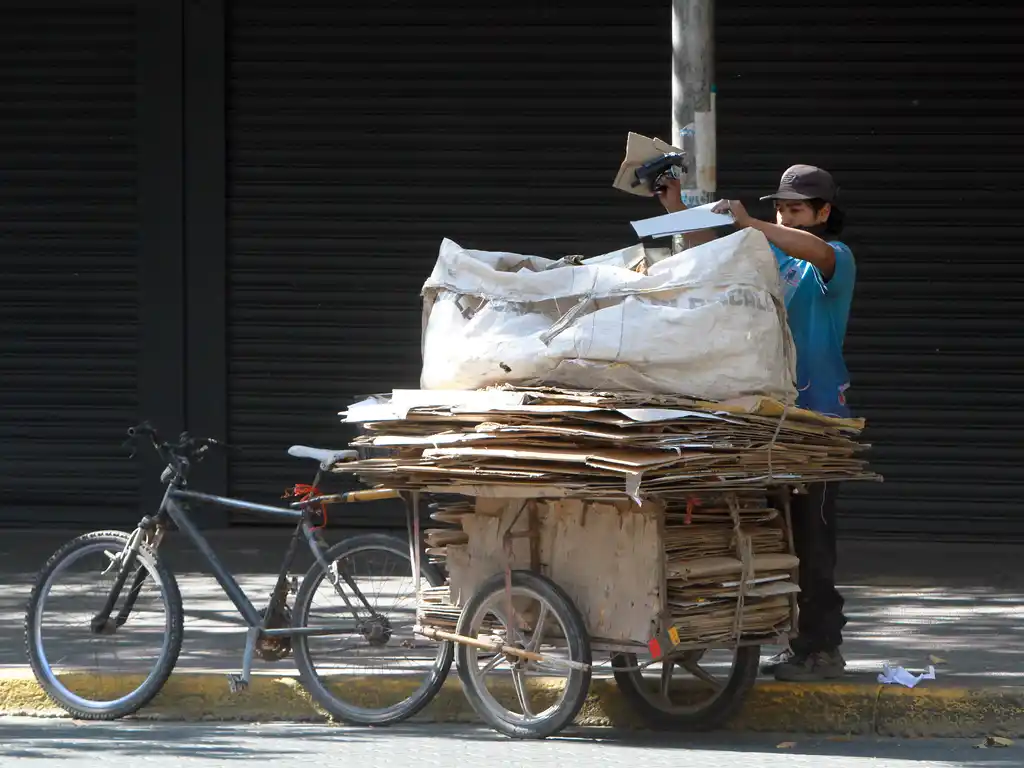 La pobreza descendió al 37,3% a fin de 2021, el número más bajo desde que llegó la pandemia