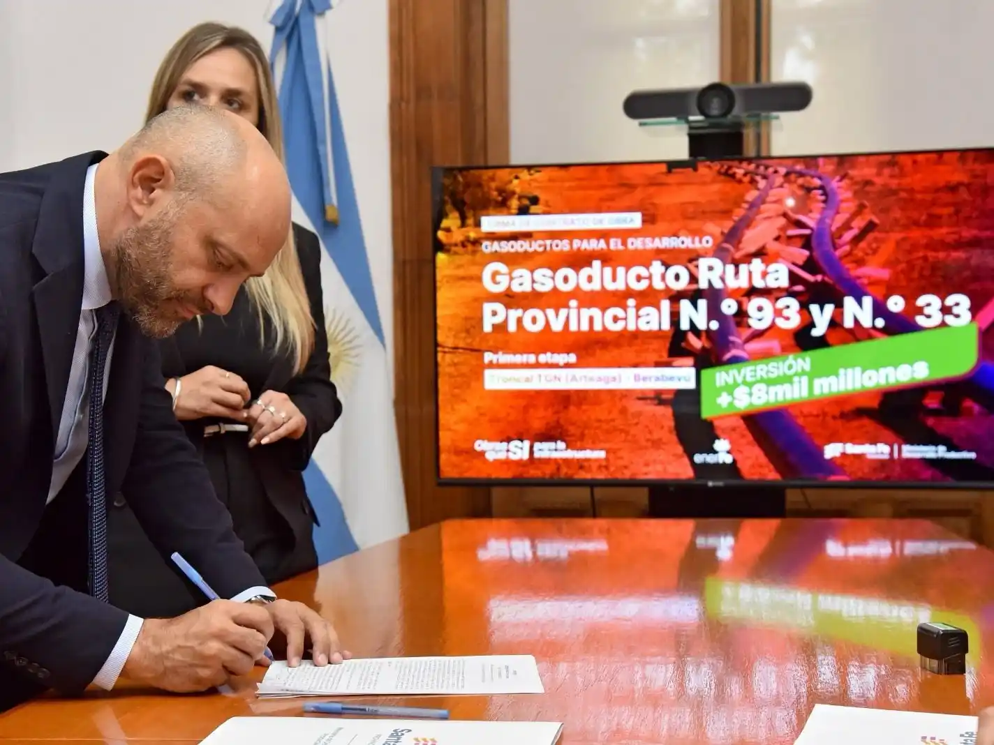 El ministro Puccini durante la firma del contrato para empezar la obra. Foto: GSF