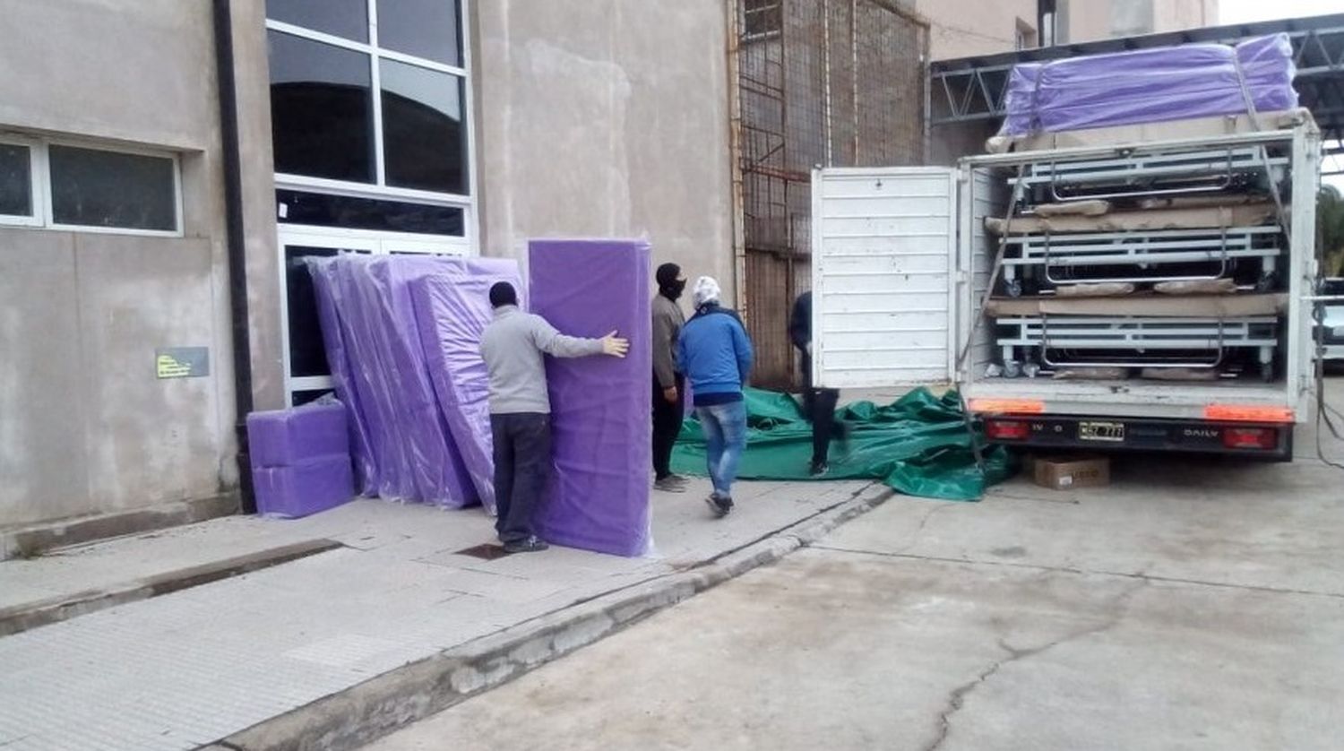 El Hospital Centenario recibió 10 camas para pacientes críticos