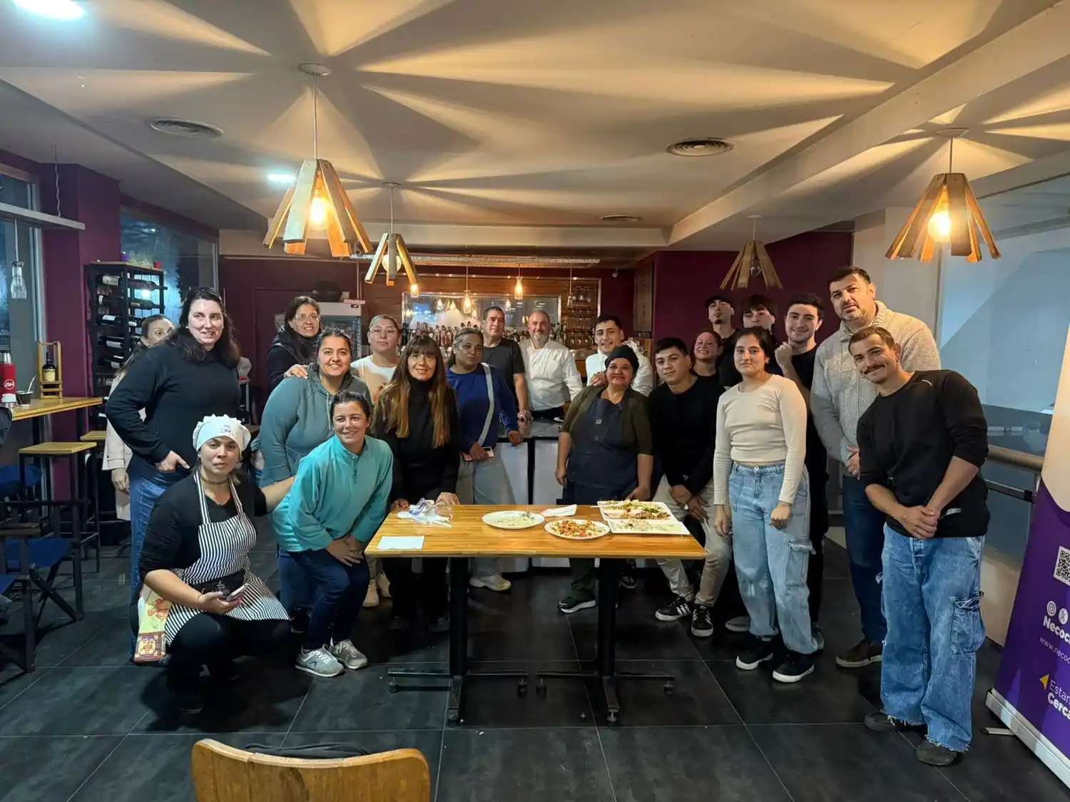 Participantes, chef y organizadores posaron para una foto de recuerdo.
