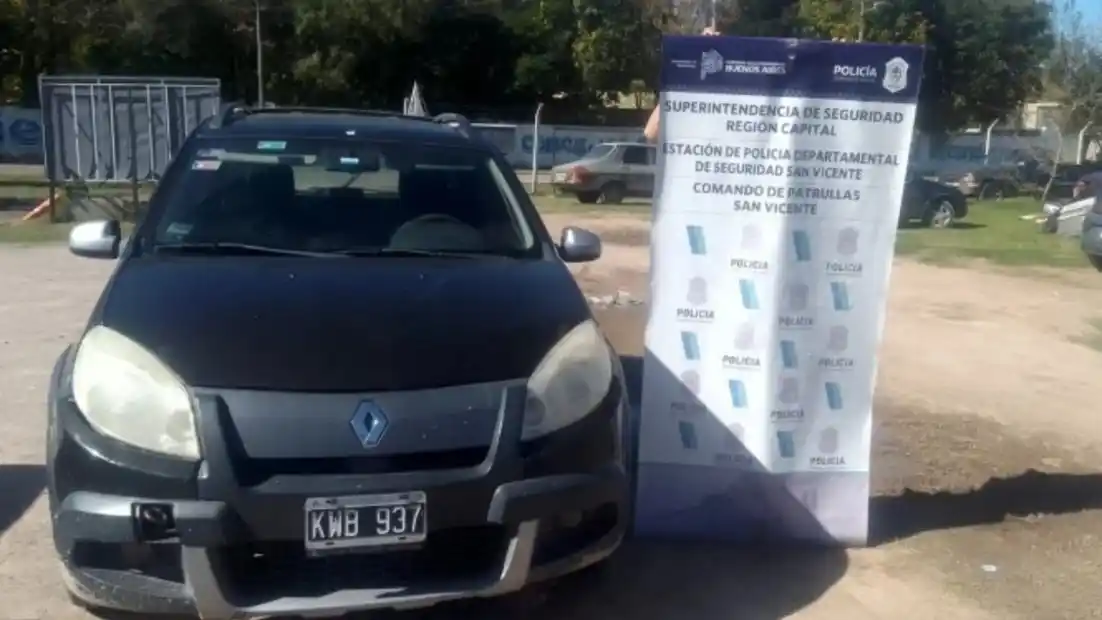 Escándalo en San Vicente: detuvieron a un concejal libertario por circular con un auto robado y papeles truchos
