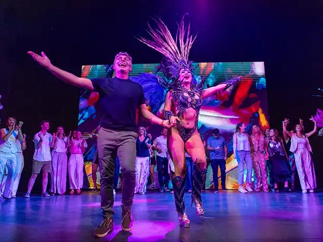 La comparsa Marí Marí deslumbró la Avenida Corrientes en el cierre de la presentación del libro de Manu Colombo