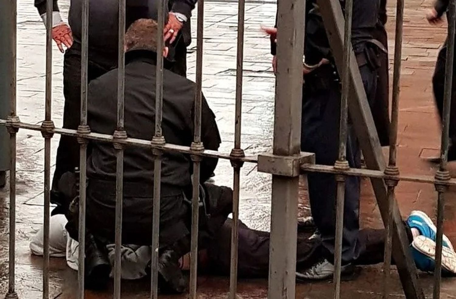 Un hombre intentó entrar a la Casa Rosada, saltó la reja y fue detenido: estaba armado