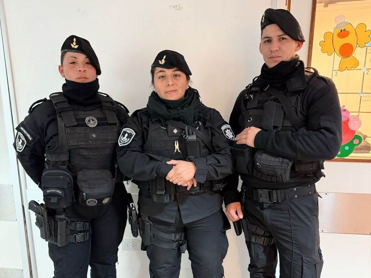Los oficiales que actuaron con celeridad y salvaron una vida.
