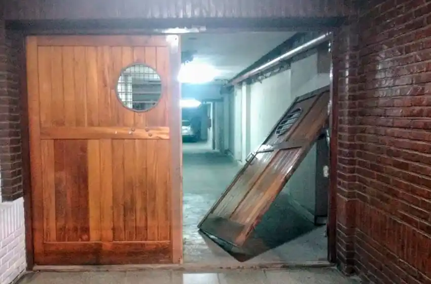 Dos menores dañaron el portón de un edificio y robaron una moto