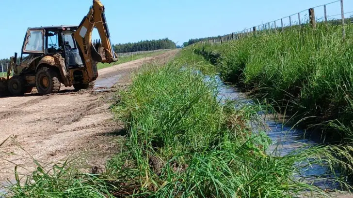 En plena tarea. Las máquinas trabajan para acondicionar los caminos