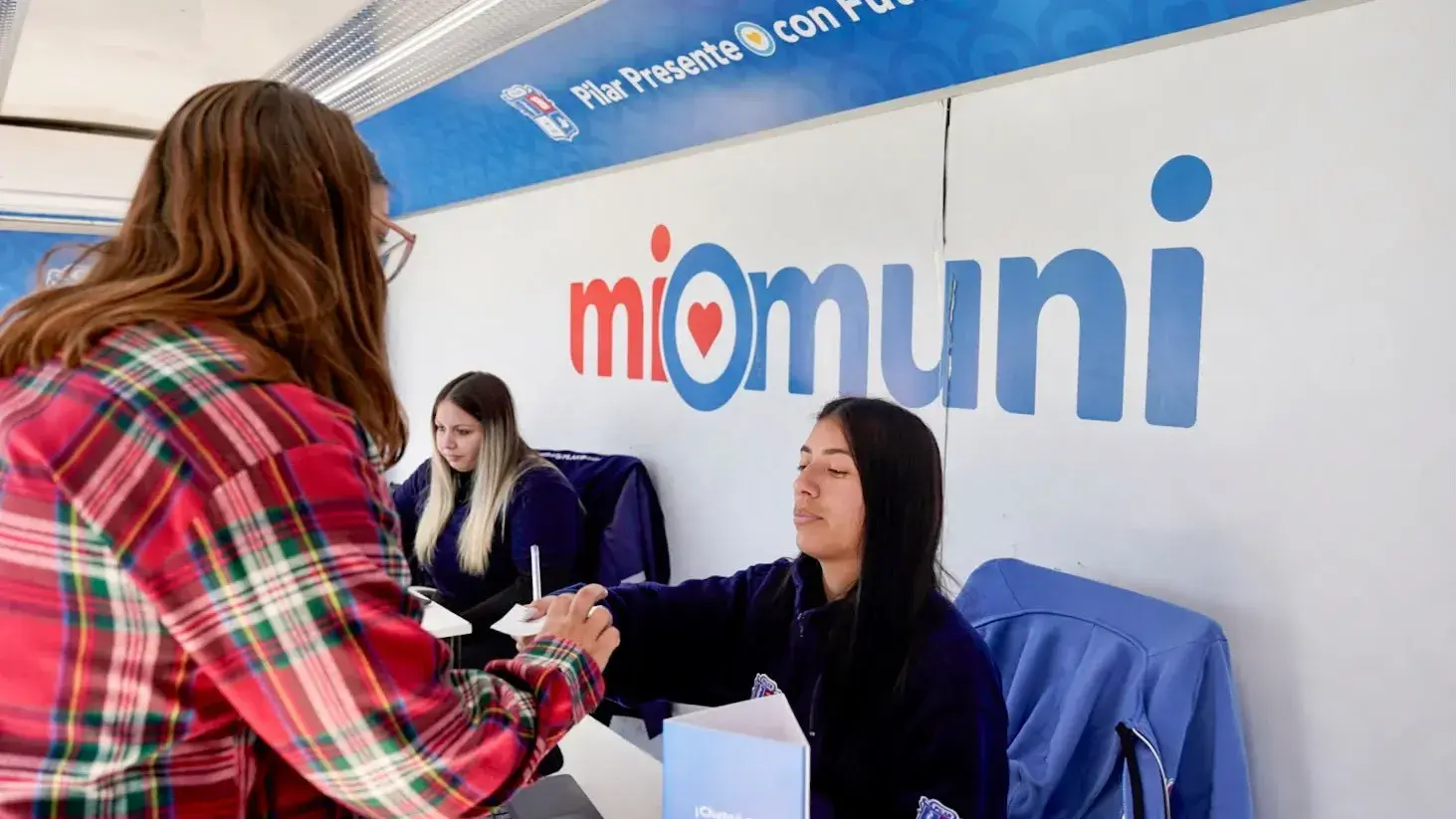 El Punto Muni Móvil recibe a los vecinos con trámites y asesoramiento.