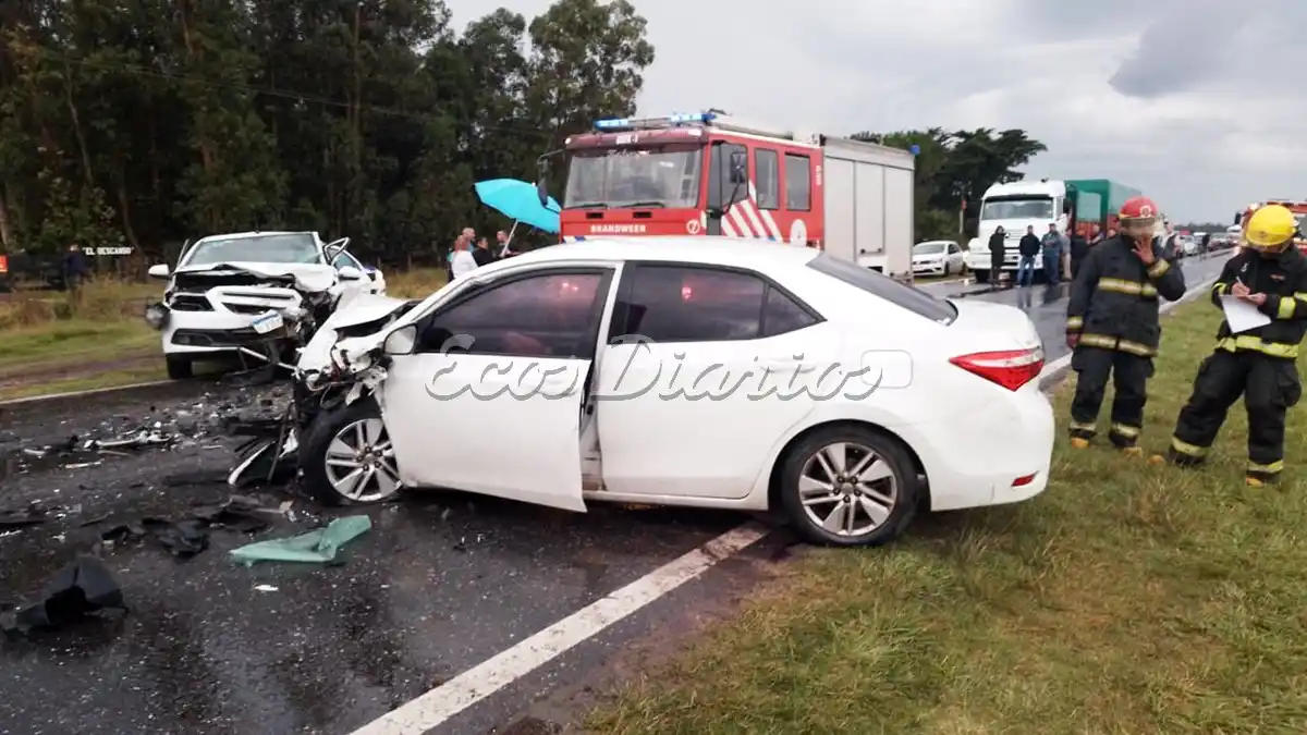 Fuertes daños. Sufrieron el Chevrolet Prisma y el Toyota Corolla que se embistieron