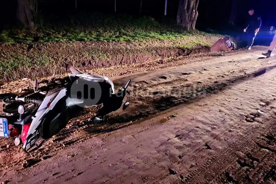 Derraparon con la moto y terminaron con lesiones graves tras caer a una cuneta