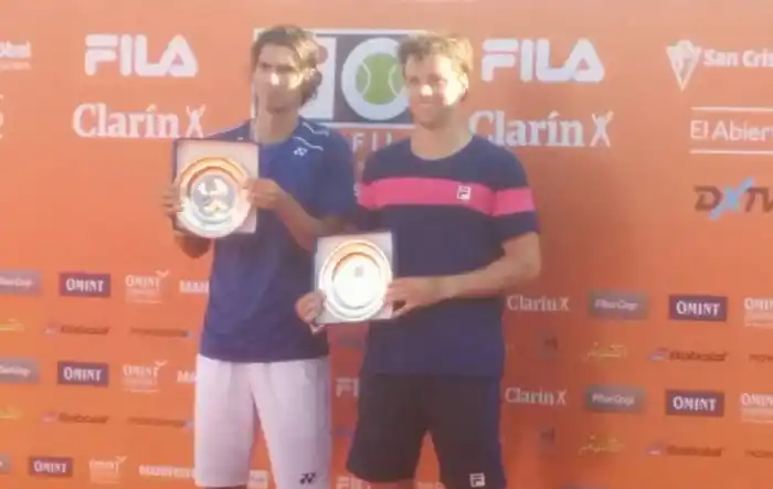 Peralta y Zeballos con los premios alcanzados.