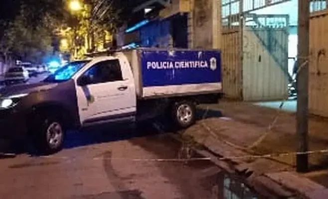 La Policía Científica trabajó en el lugar donde un hombre murió tras caer desde un techo hacia una cochera, en Zárate. Foto: Enlace Crítico.
