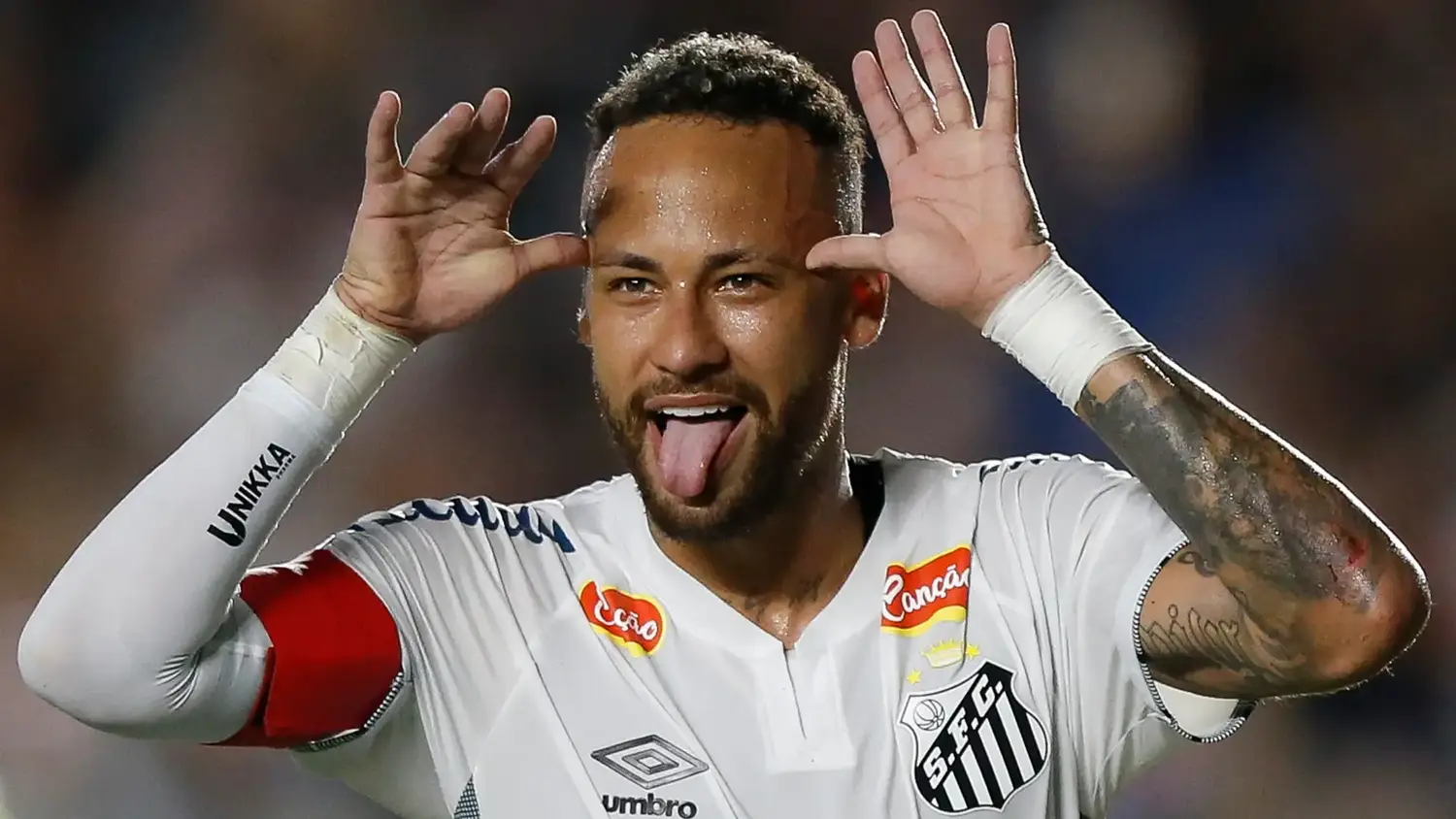 Neymar, el astro brasileño, jugando nuevamente en el club de sus amores.