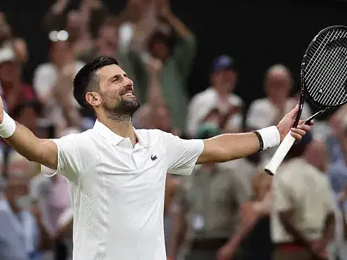 Djokovik ganó un partido maratónico e irá contra Sinner