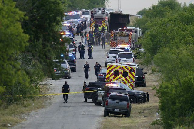 ¡HORRIBLE TRAGEDIA! Asciende a 50 los migrantes muertos hallados en un camión abandonado en Texas