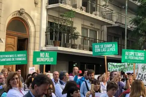 Farmacéuticos marcharon a Procuración contra la instalación de la cadena Farmacity