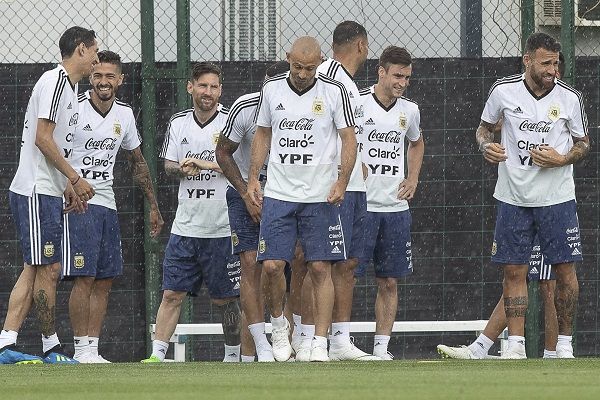 Bajo la lluvia, Sampaoli probó variantes con Biglia e Higuaín de titulares
