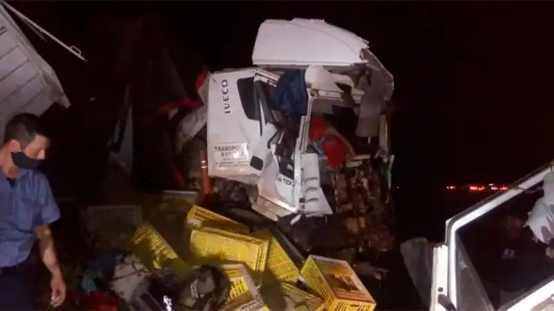 Dos muertos en accidente sobre Ruta 14: Chocaron tres camiones y un auto
