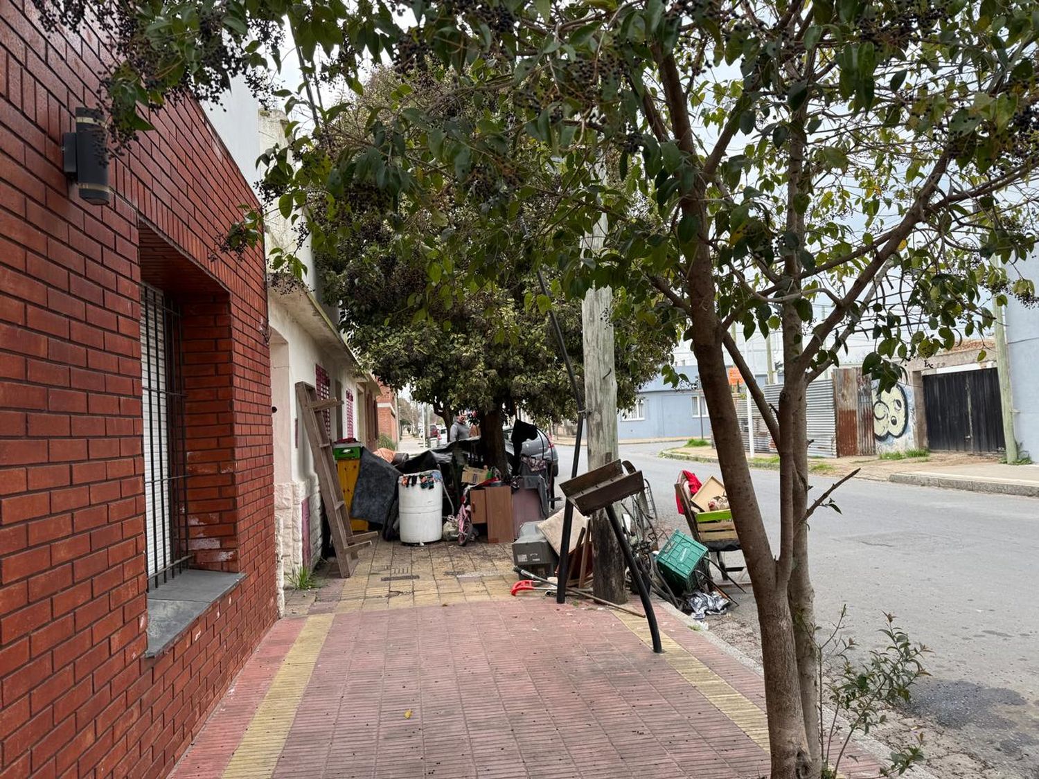 Un vecino de Las Ranas fue desalojado y permanece en la vereda con sus pertenencias