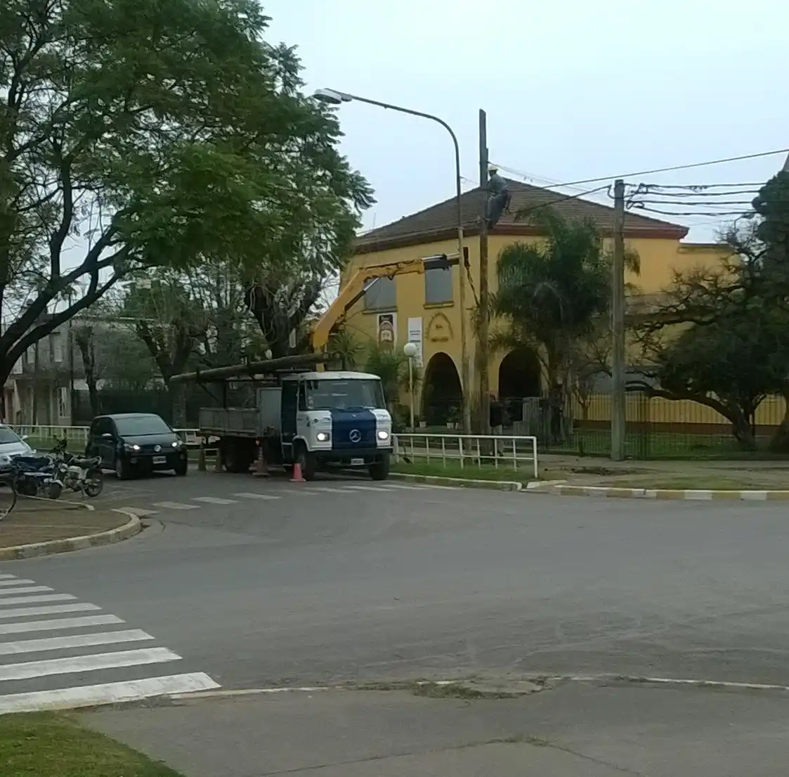 Luego de varios reclamos comenzaron a cambiar los postes telefónicos deteriorados